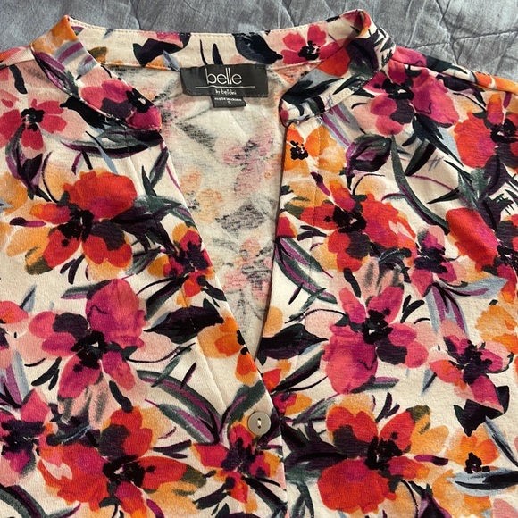 Short sleeve button-up Top - Picture 4 of 7